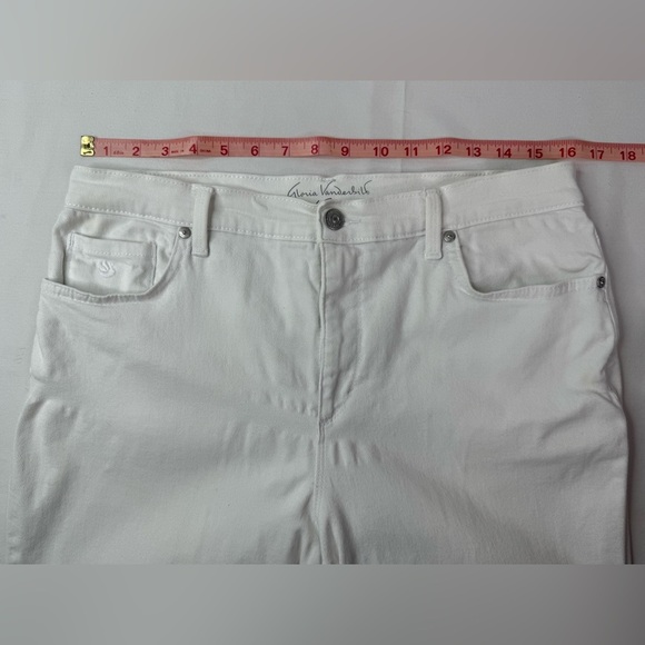 Gloria Vanderbilt Amanda White Embroidered Capri Jeans Slimming Size 12 - Picture 7 of 9